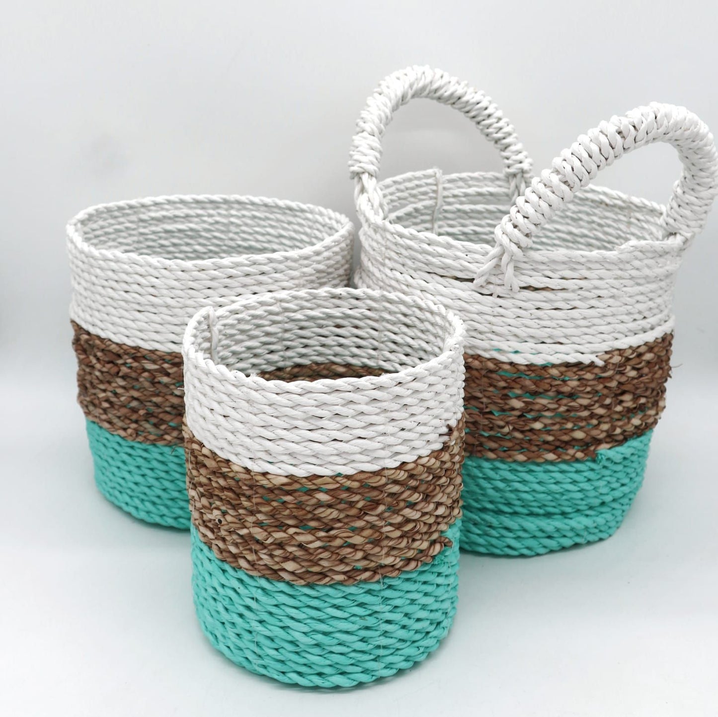 Set aus 3 handgeflochtenen Seegras-Körben in Grün, Natur und Weiß