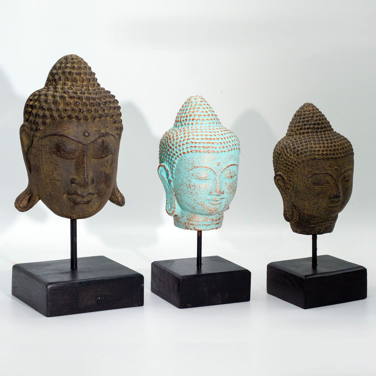 Buddha-Kopf Statue mit Holzstand - Handgefertigt aus Beton mit Grünkupfer-Patina