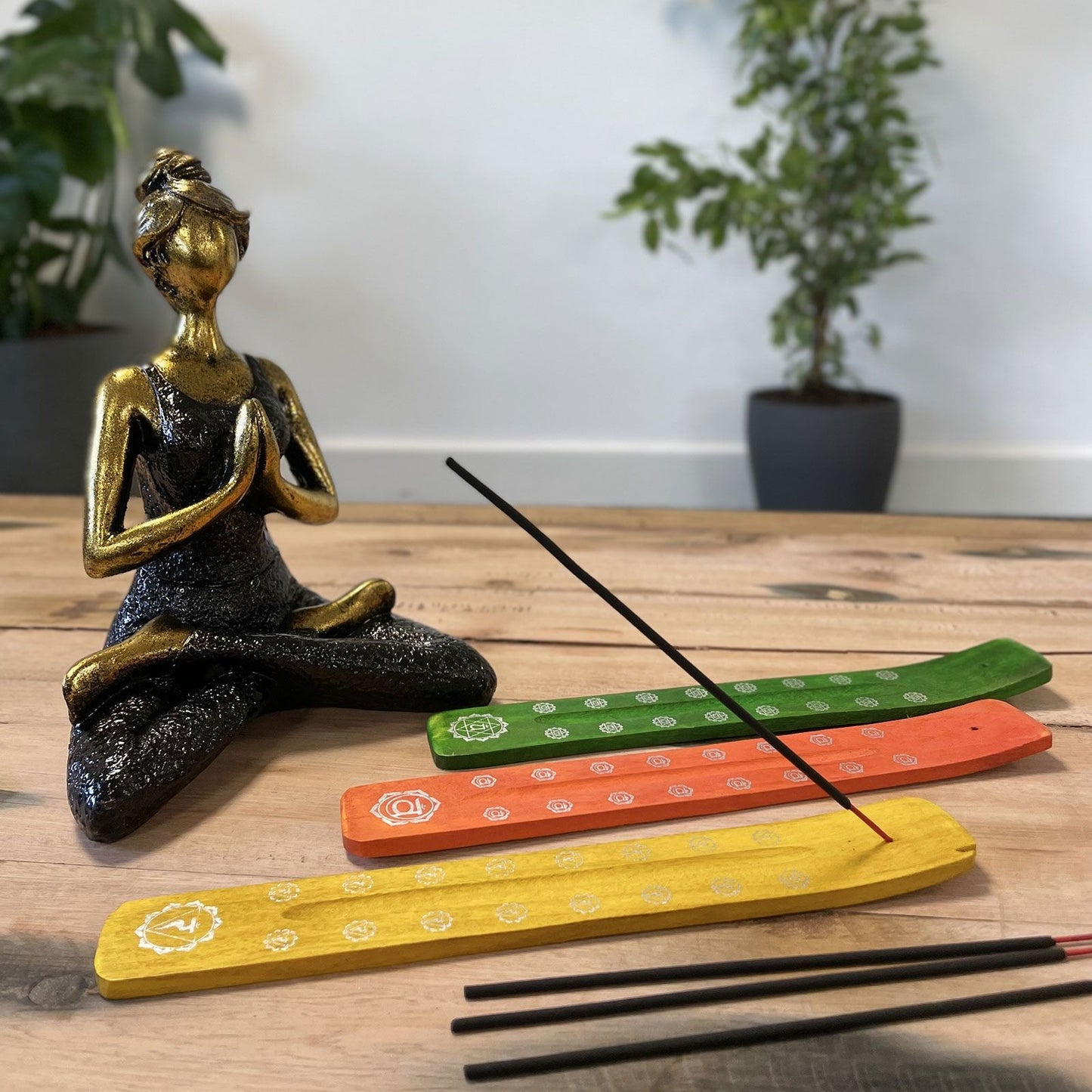 Set mit 7 Räucherhaltern aus Mangoholz – Chakra Designs für Aroma & Meditation