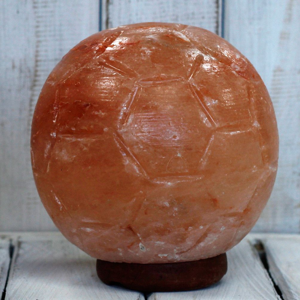 Handgefertigte Himalaya-Salzlampe im Fußball-Design – Naturunikate mit warmem Licht