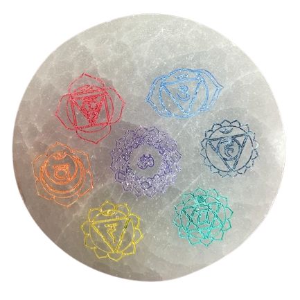 Selenit-Ladeplatte mit Chakra-Gravur | 8 cm | Handgeschnitzt
