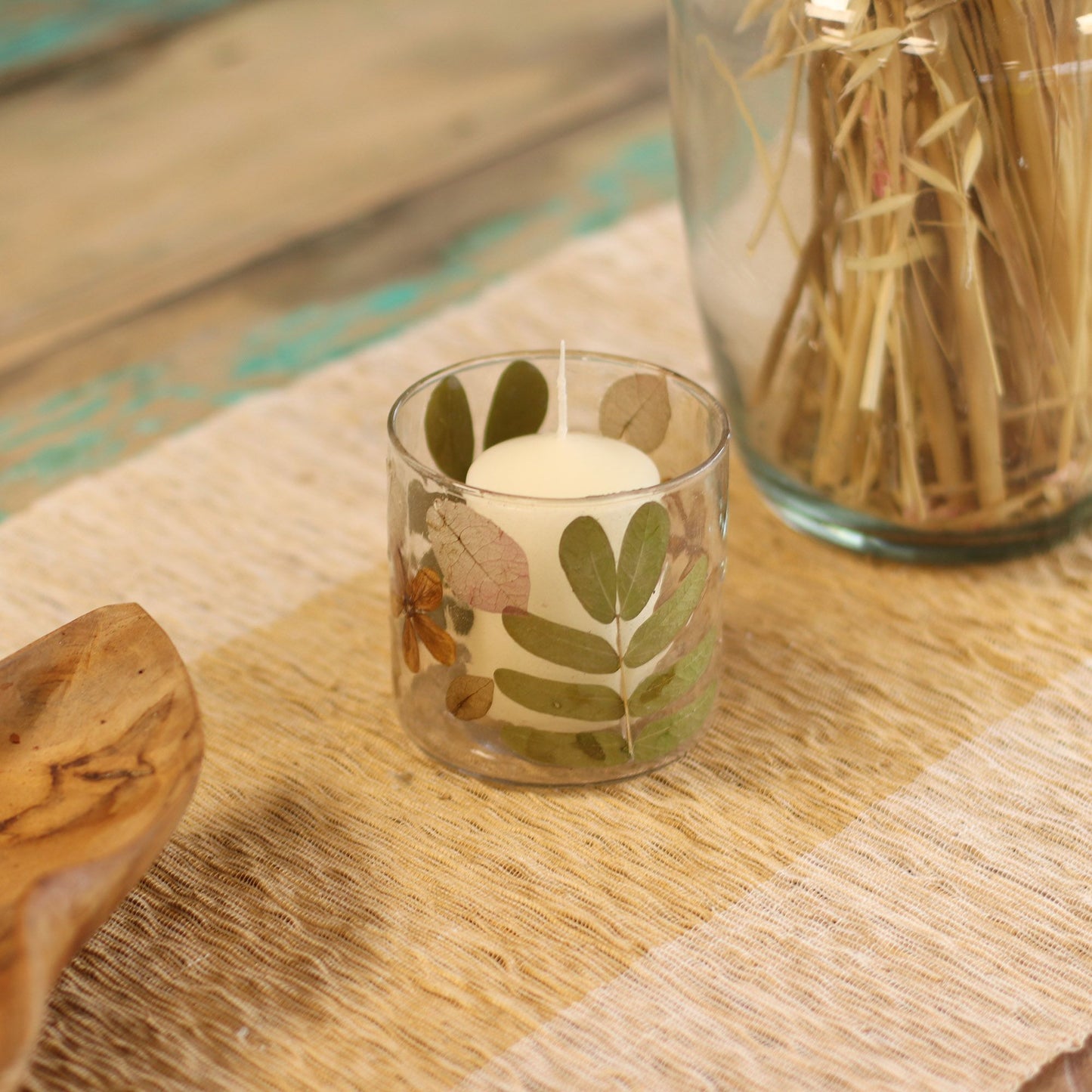 Kerzenständer aus recyceltem Glas mit echten Blüten