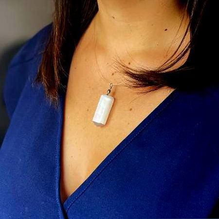 Selenit-Anhänger in Obeliskenform – Natürliche Eleganz & spirituelle Symbolik