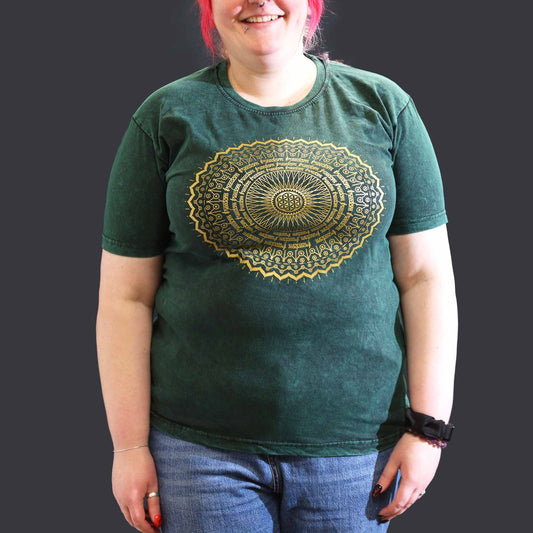 Steinwäsche T-Shirt mit Mandala-Motiv in Grün – Fair & Vintage