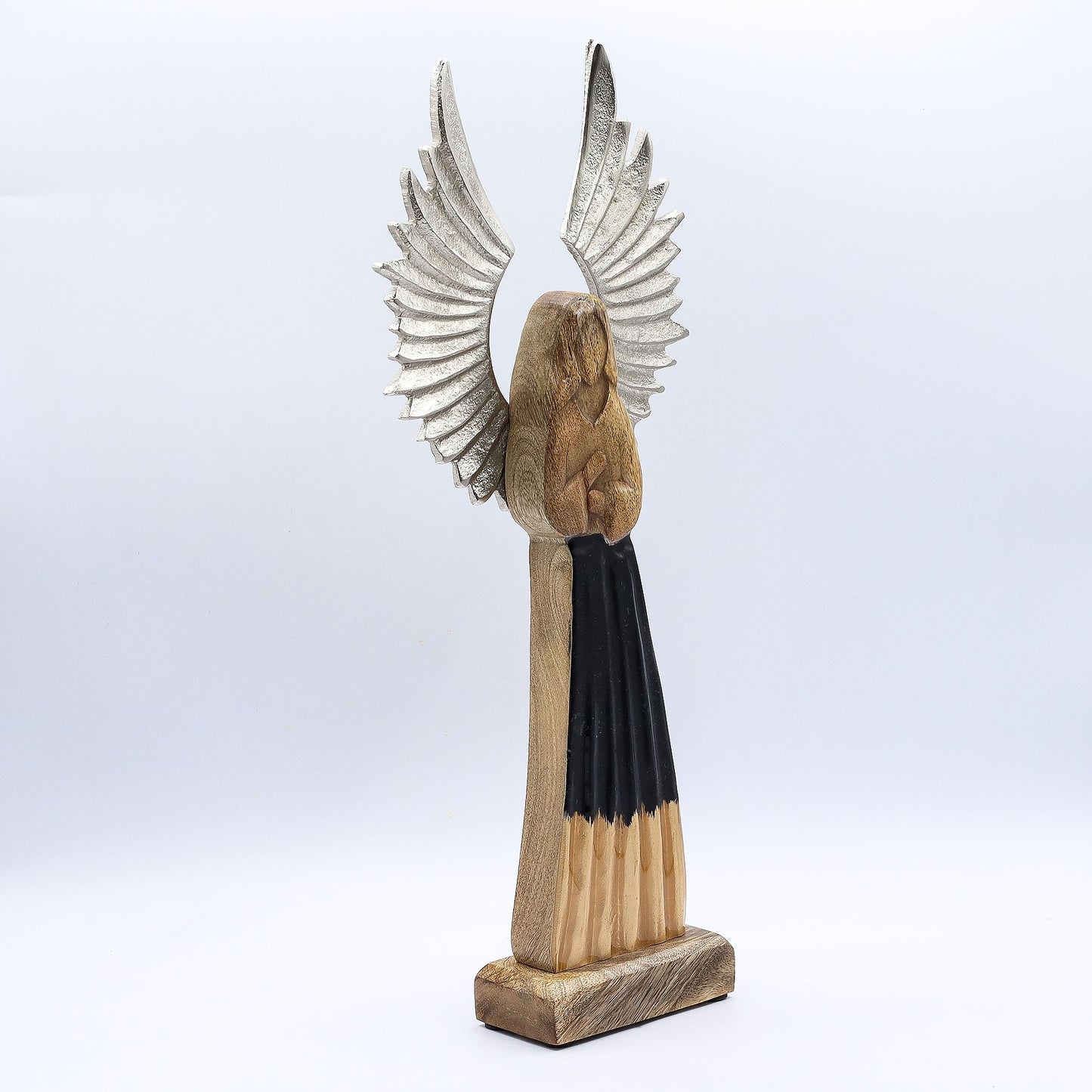 Handgeschnitzter Schutzengel aus Mango-Holz mit silberfarbenen Metallflügeln und schwarzer Emaille-Veredelung (40 cm)