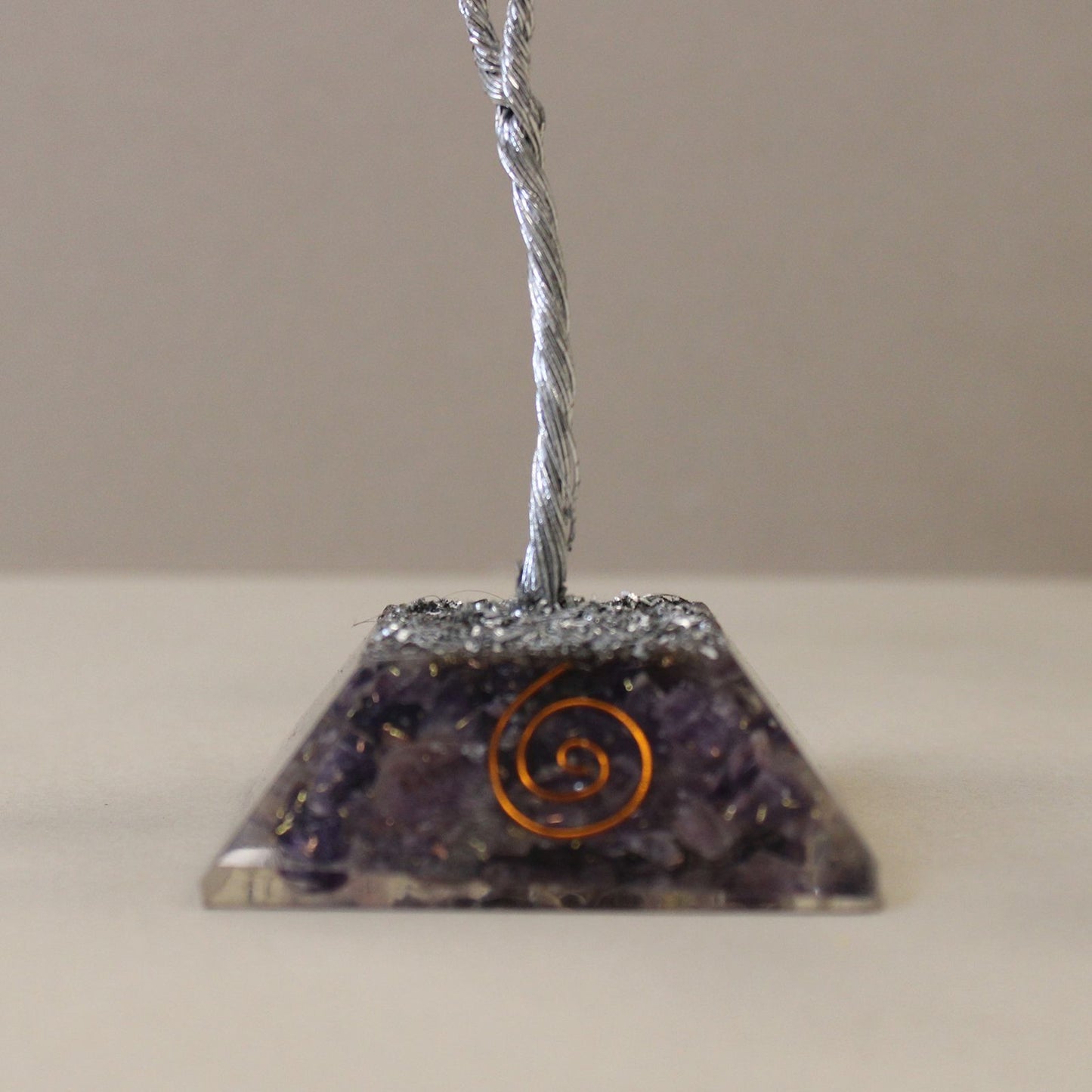 Orgonit-Pyramide mit Amethyst-Kristallbaum – 80 Steine