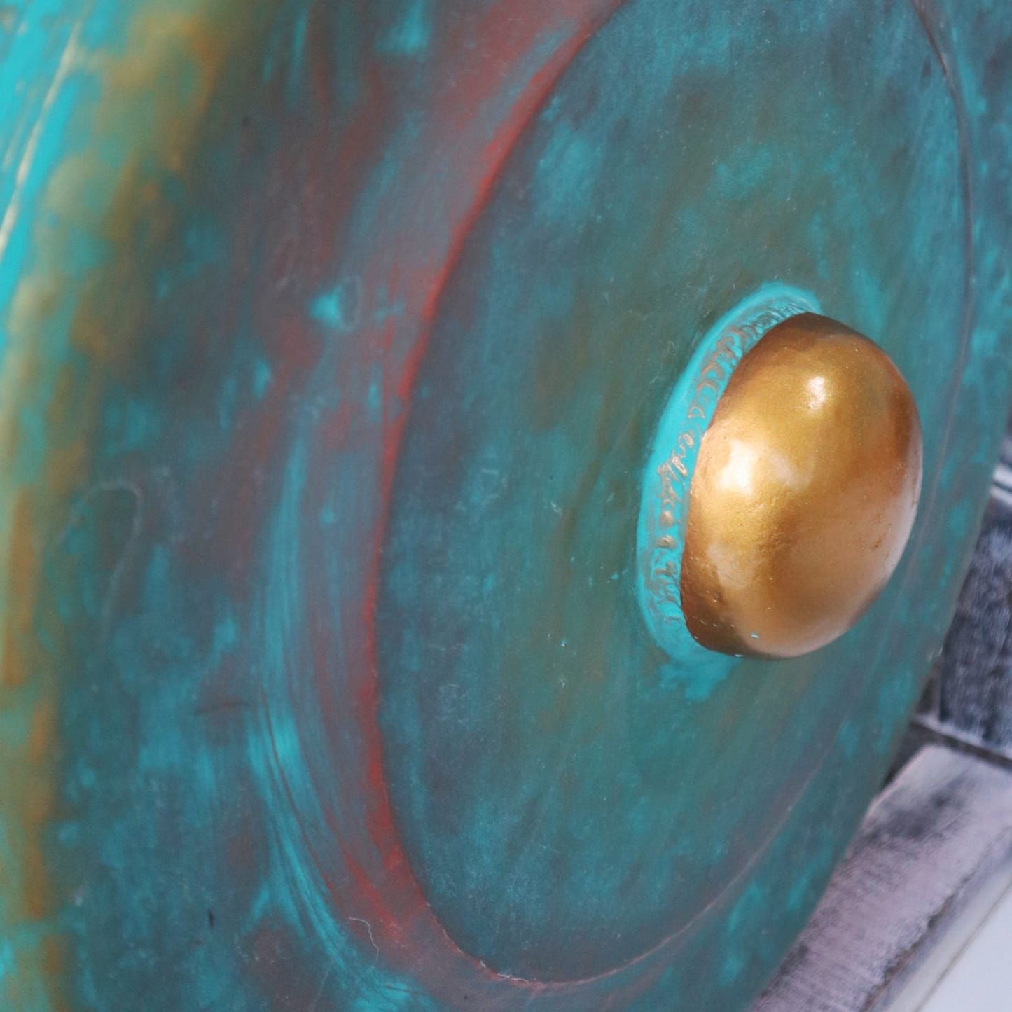 Handgefertigter Harmonie-Gong 35 cm in Grün mit kunstvollem Albasia-Holzständer