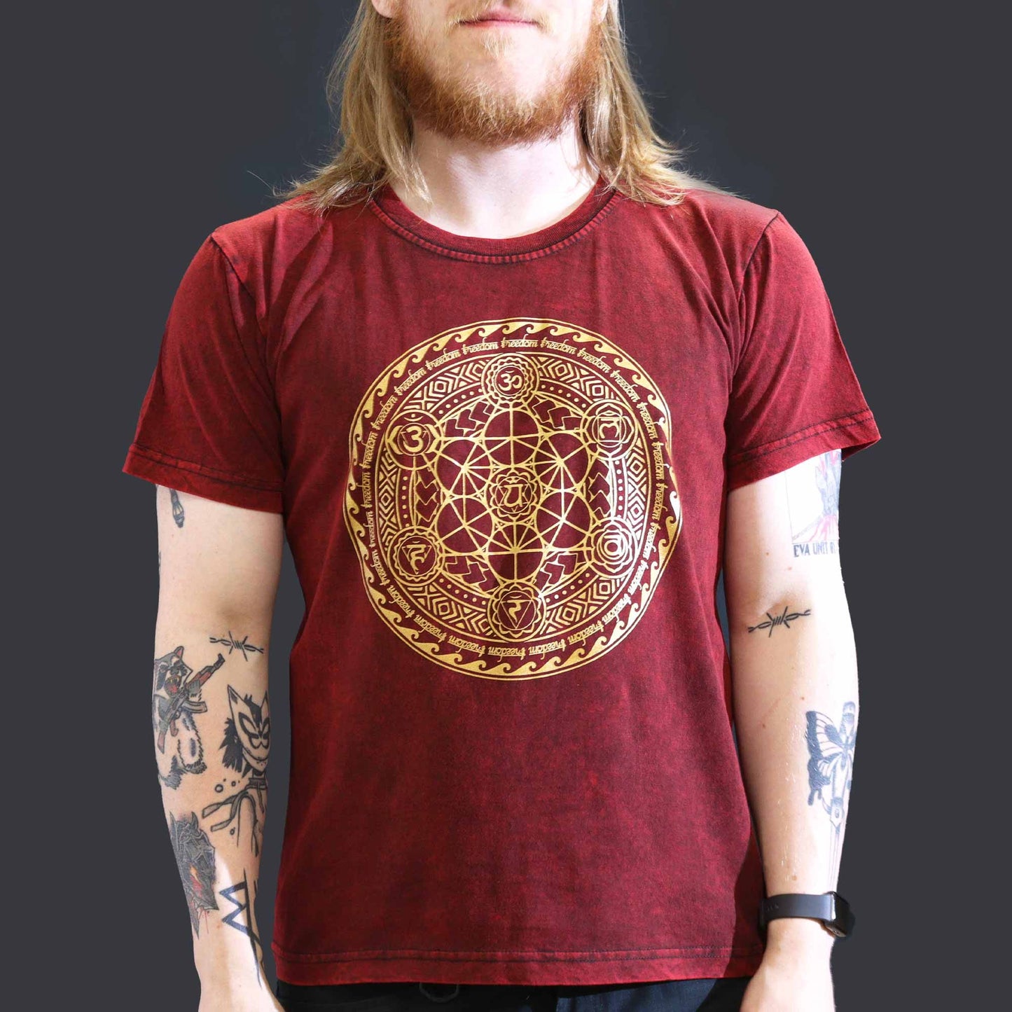 Stonewash T-Shirt in Maroon mit Chakra-Motiv – Handgefertigt in Nepal