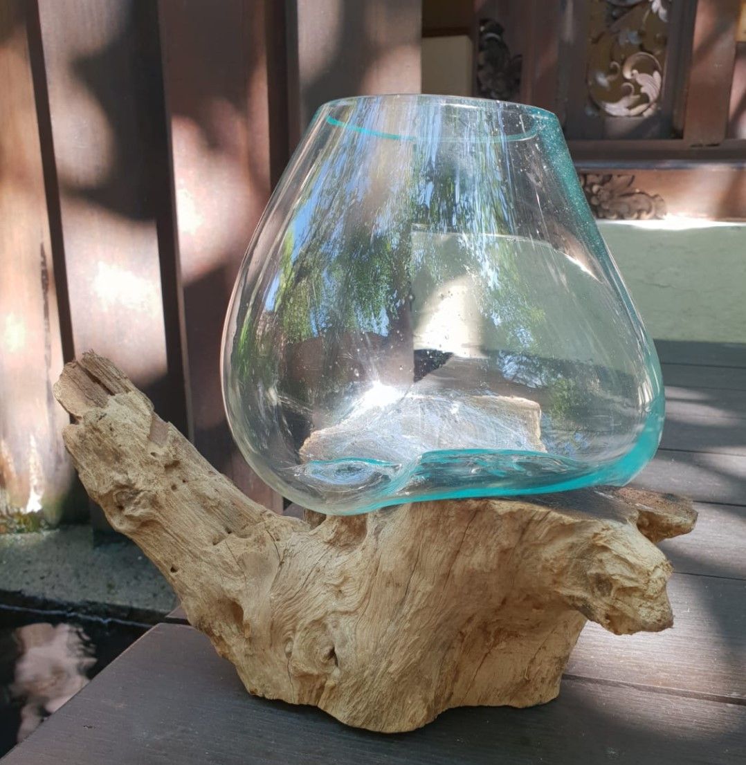 Große Schale aus geschmolzenem Glas auf Wurzelholz - Ein Unikat aus Bali