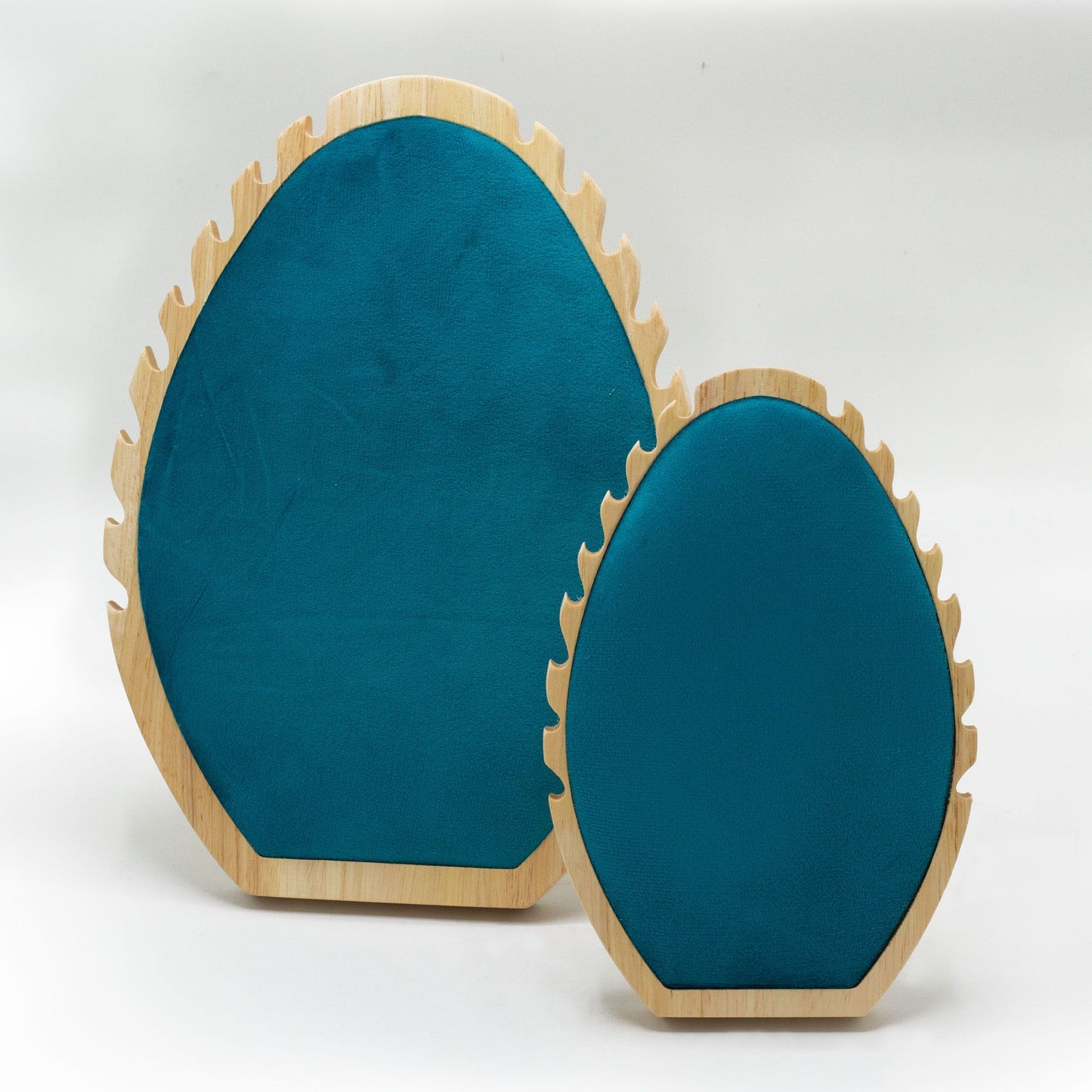 Halsketten-Präsentationsständer in Tropfenform – Samt & Holz, 19 x 13 cm