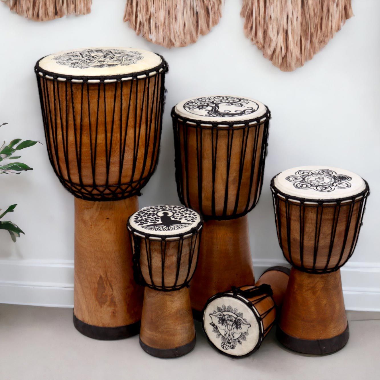 Handgefertigte Djembe mit Hamsa-Motiv – 50 cm Wide Top Trommel aus Suar-Holz