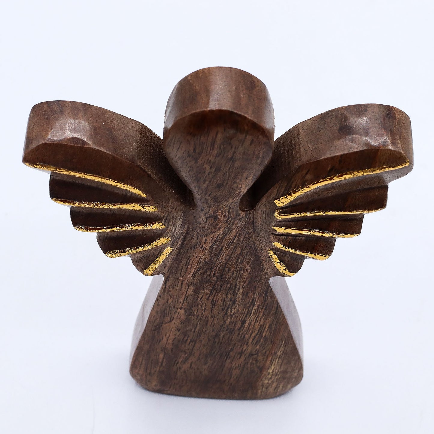 Handgeschnitzte Engel-Figur aus Mango-Holz mit goldenen Flügeln