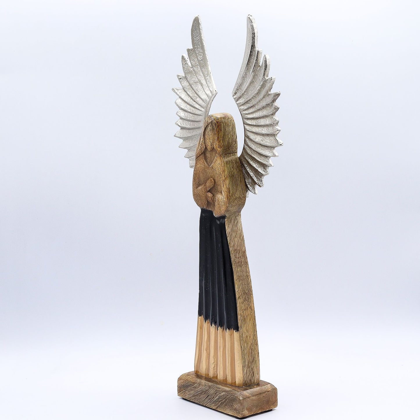 Handgeschnitzter Schutzengel aus Mango-Holz mit silberfarbenen Metallflügeln und schwarzer Emaille-Veredelung (40 cm)