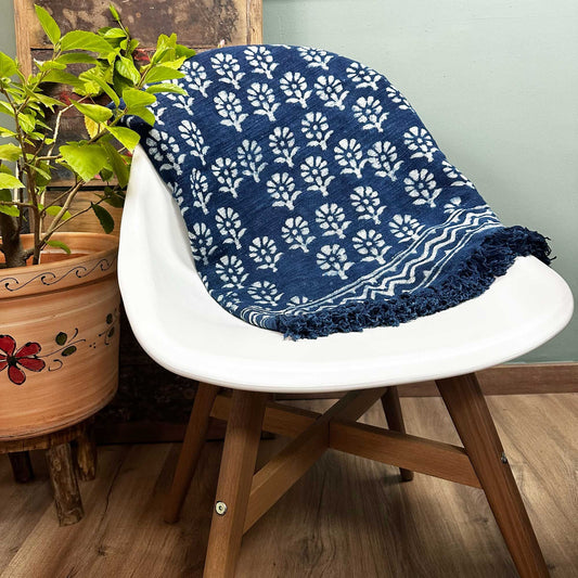 Handgewebte Indigo-Decke Chhota Flower – 170 x 120 cm – Naturfarbenes Baumwoll-Kunstwerk