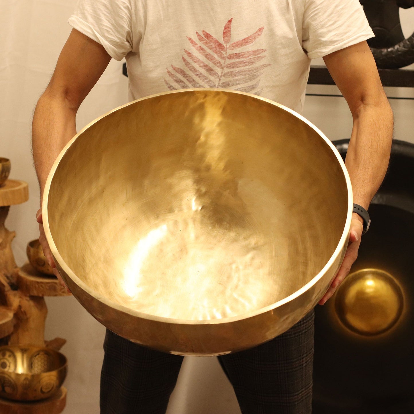 Massive Stehschale aus Messing – 50 cm Durchmesser für tiefe Klangvibrationen