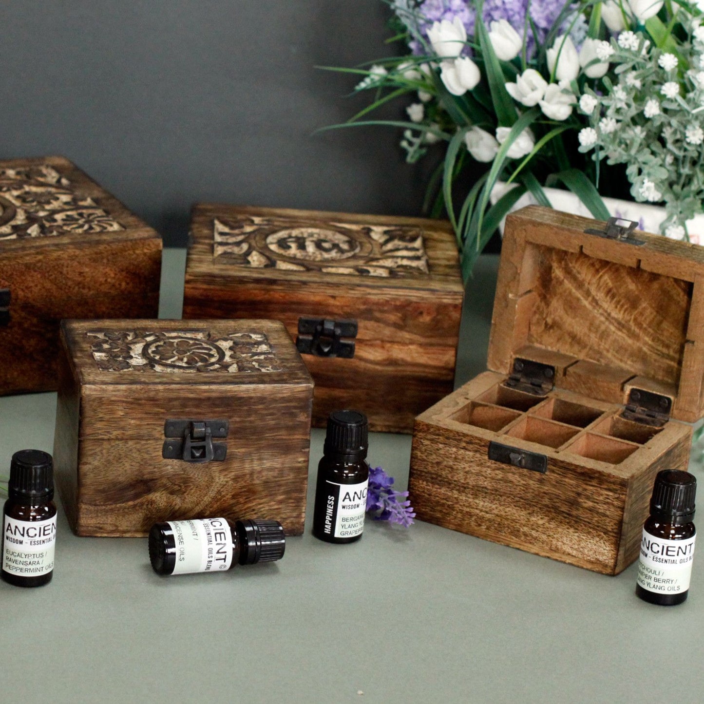 Mangoholz-Box mit floraler Schnitzerei für 32 ätherische Öle