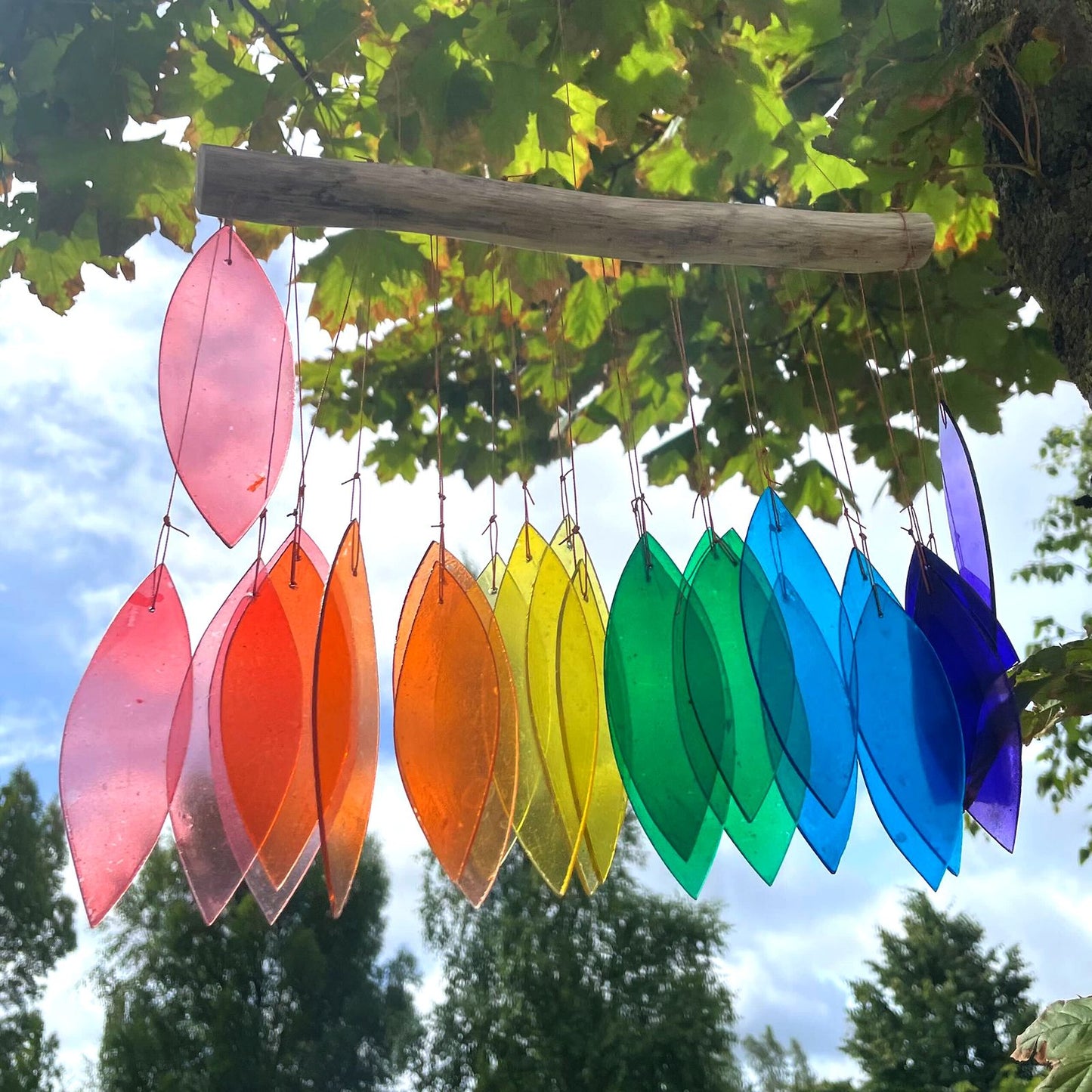 Klangregenbogen aus Recyclingglas – Windspiel mit Treibholz
