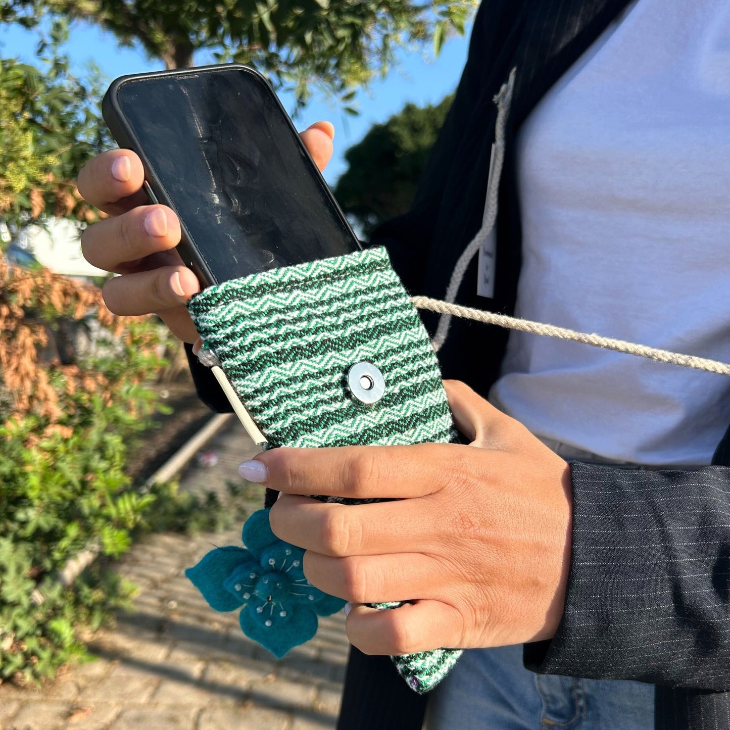Handytasche mit grünem Streifendesign und Blumenapplikation aus Baumwolle