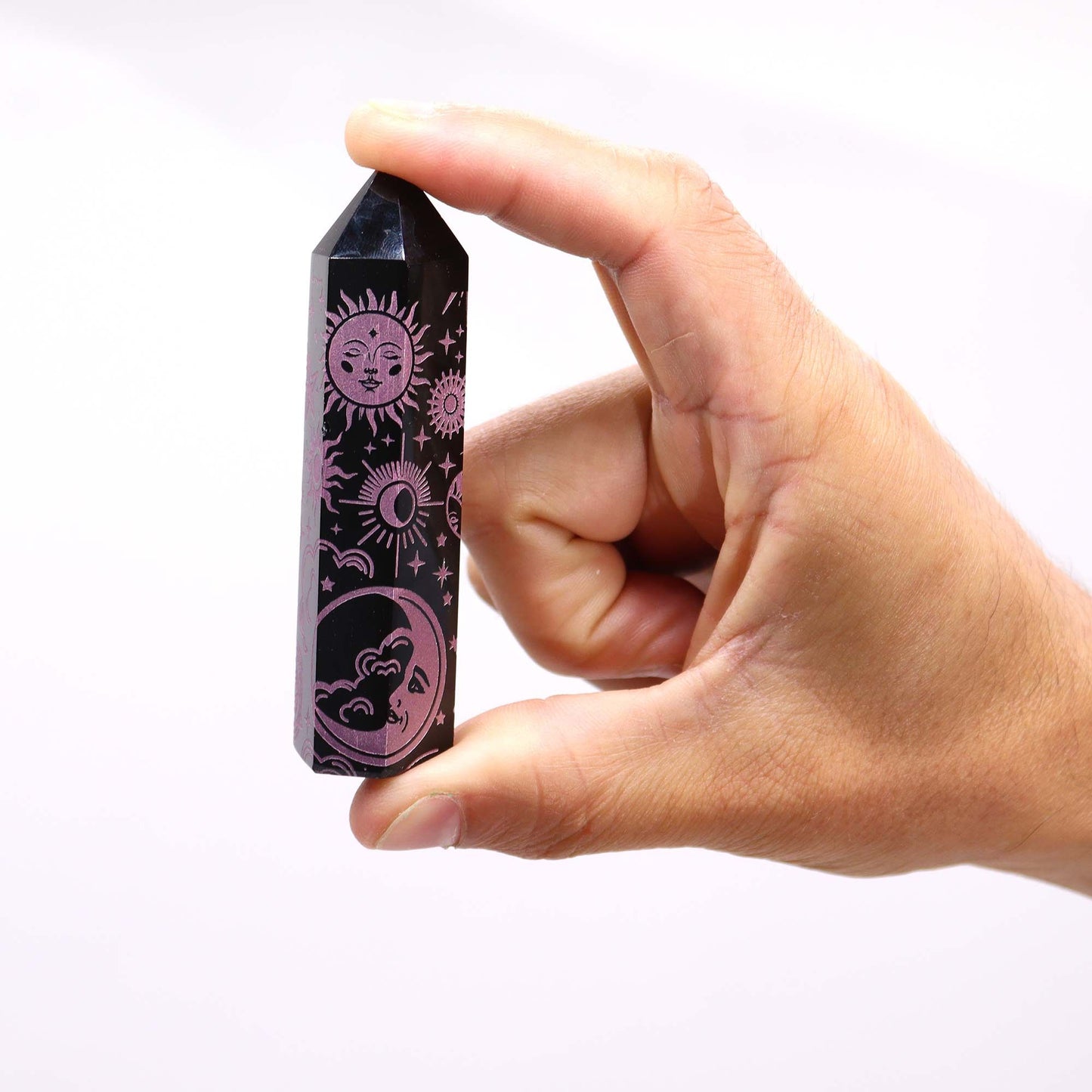 Obsidian Obelisk 'Mystic Story' in Rosa - Gravur mit Himmelssymbolen