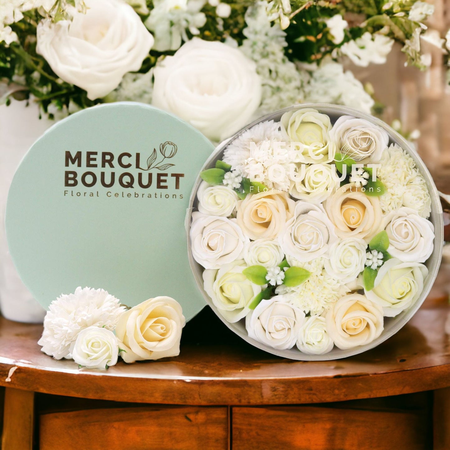 Seifenblumen-Arrangement 'Hochzeitssegen' in Weiß & Elfenbein – Premium Rundbox