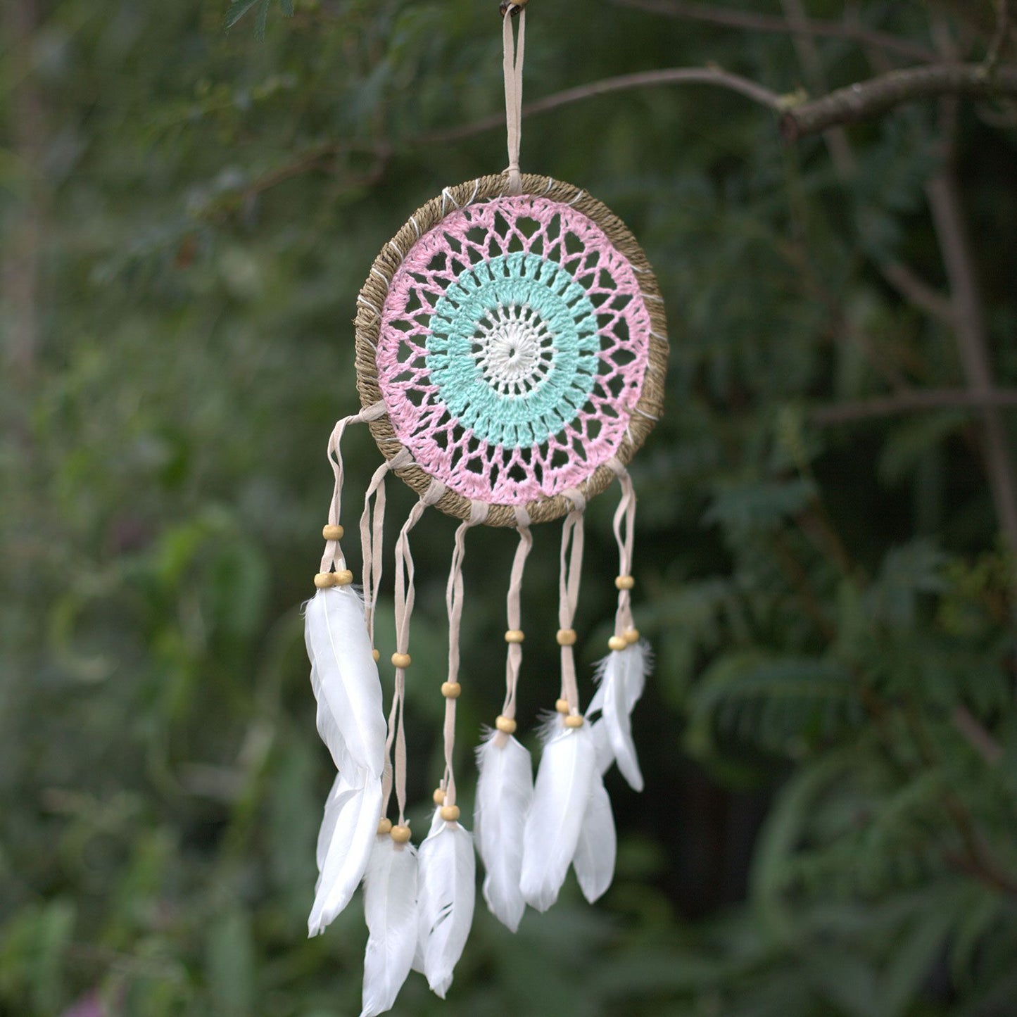 Handgeknüpfter Traumfänger in Pastellrosa – 16 cm Macramé mit Naturfedern