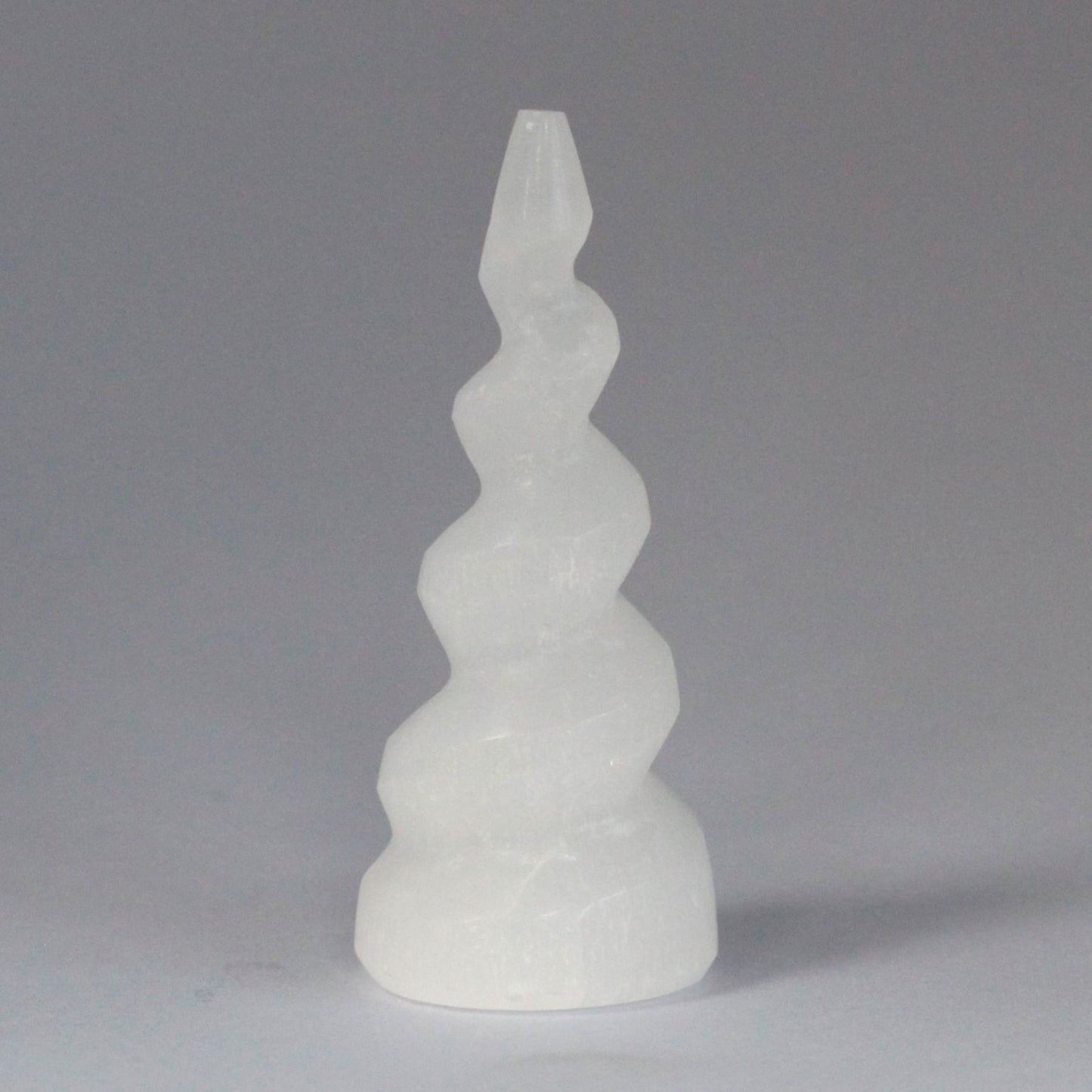 Selenit-Turm in Spiralform – Handgearbeitete Skulptur 10 cm