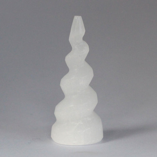 Selenit-Turm in Spiralform – Handgearbeitete Skulptur 10 cm