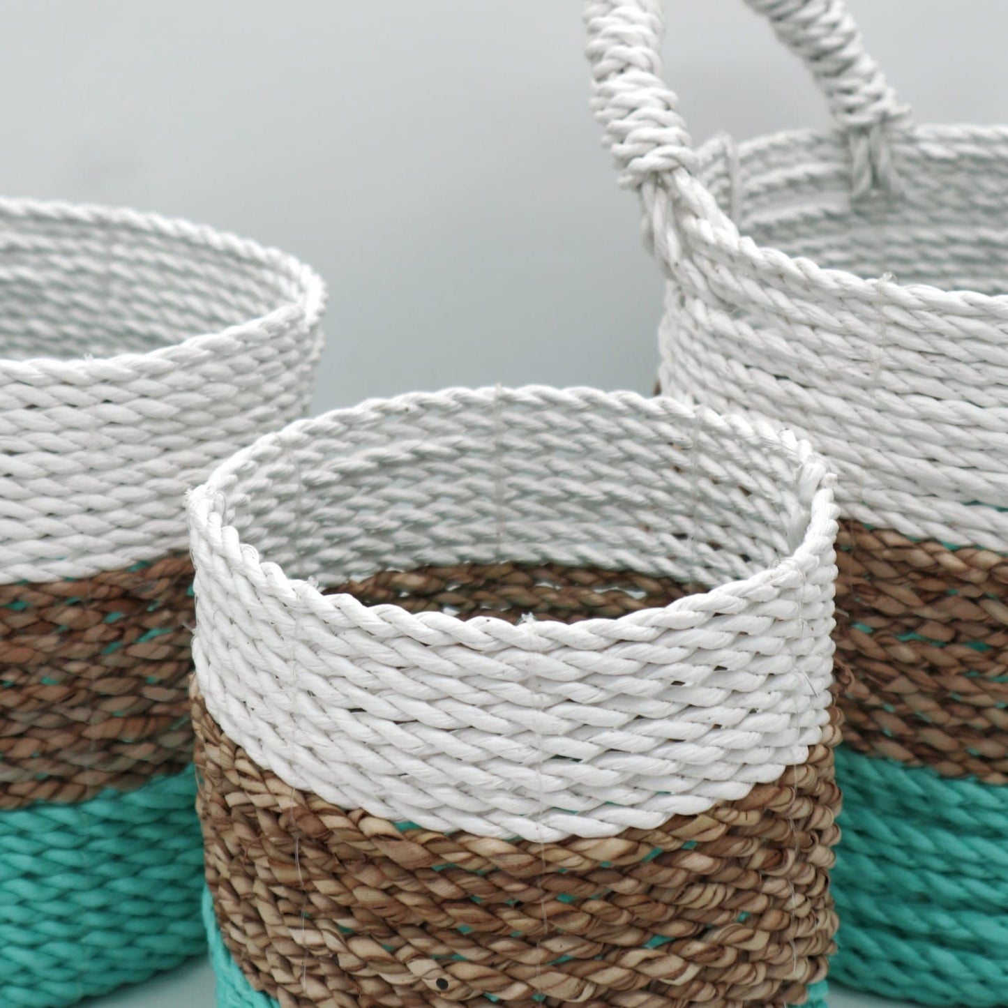 Set aus 3 handgeflochtenen Seegras-Körben in Grün, Natur und Weiß