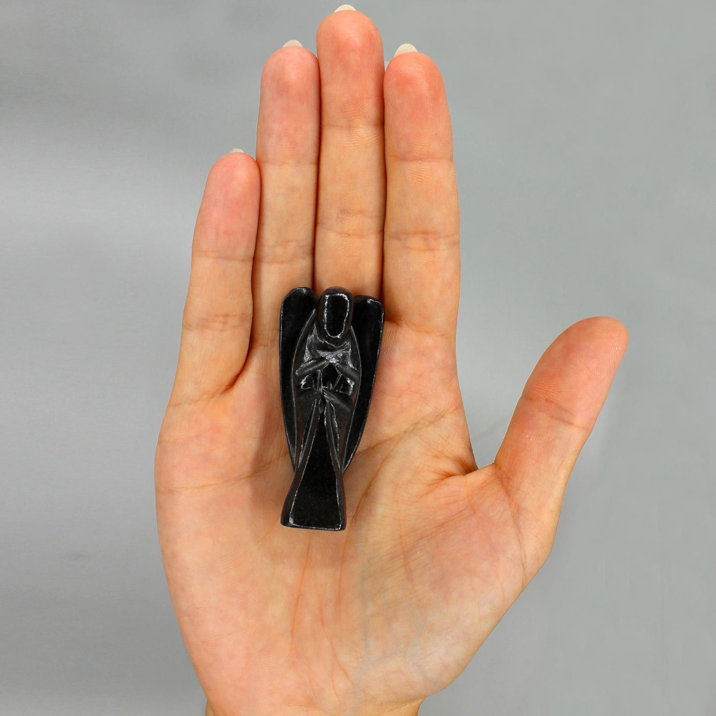 Handgeschnitzter Engel aus Schwarzachat – Einzigartige Edelsteinfigur
