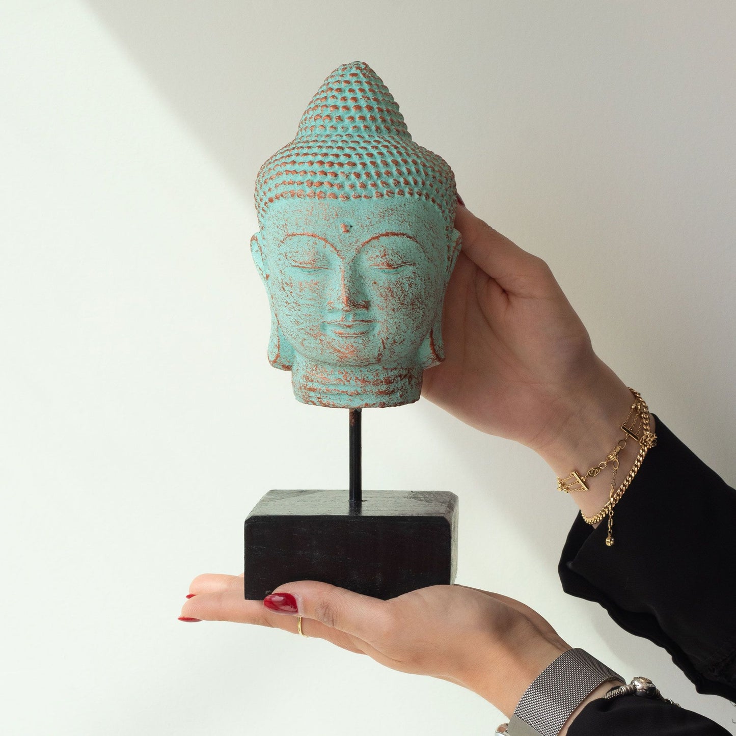 Buddha-Kopf Statue mit Holzstand - Handgefertigt aus Beton mit Grünkupfer-Patina