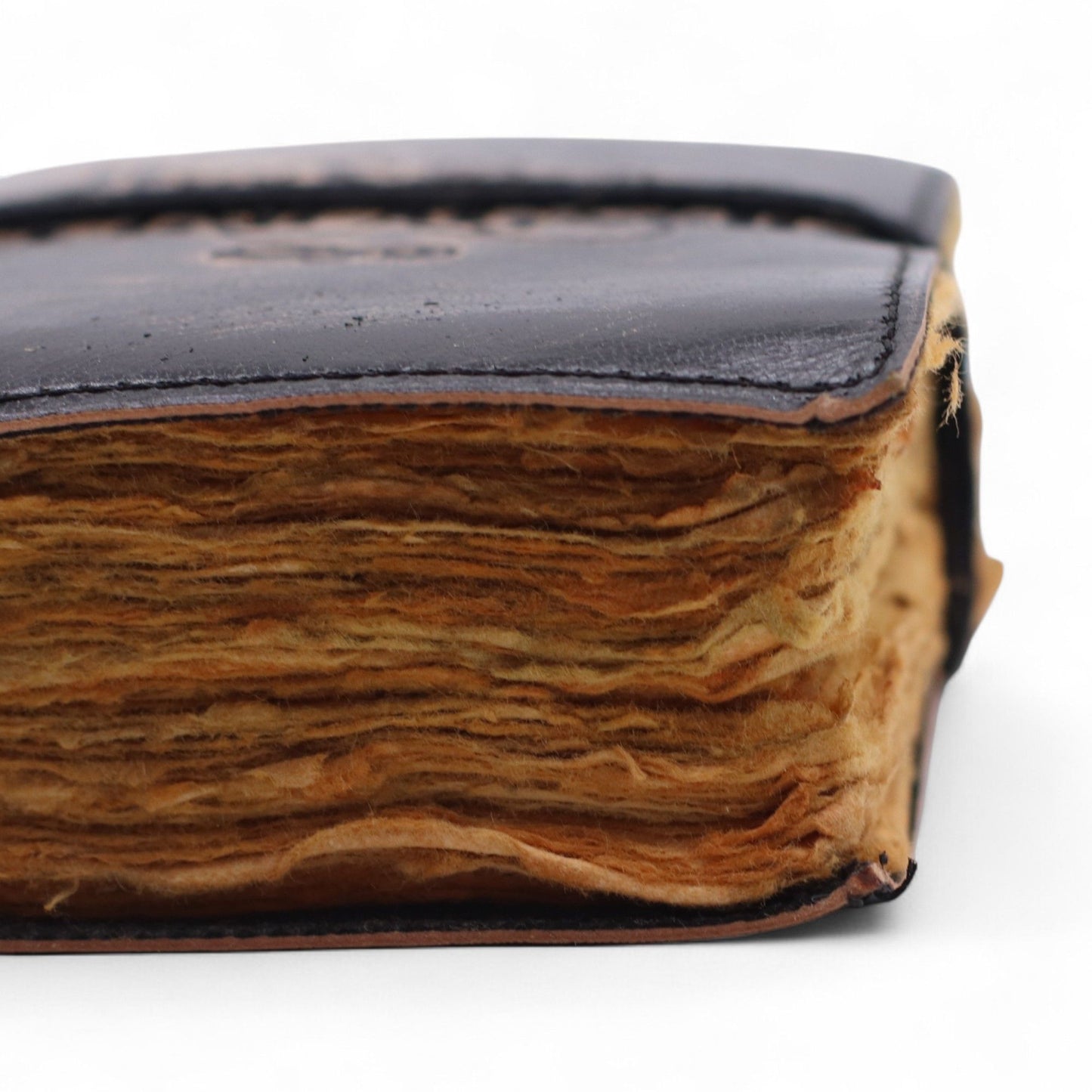 Leder-Notizbuch mit fettkantigen Seiten – The Stories I Tell Myself