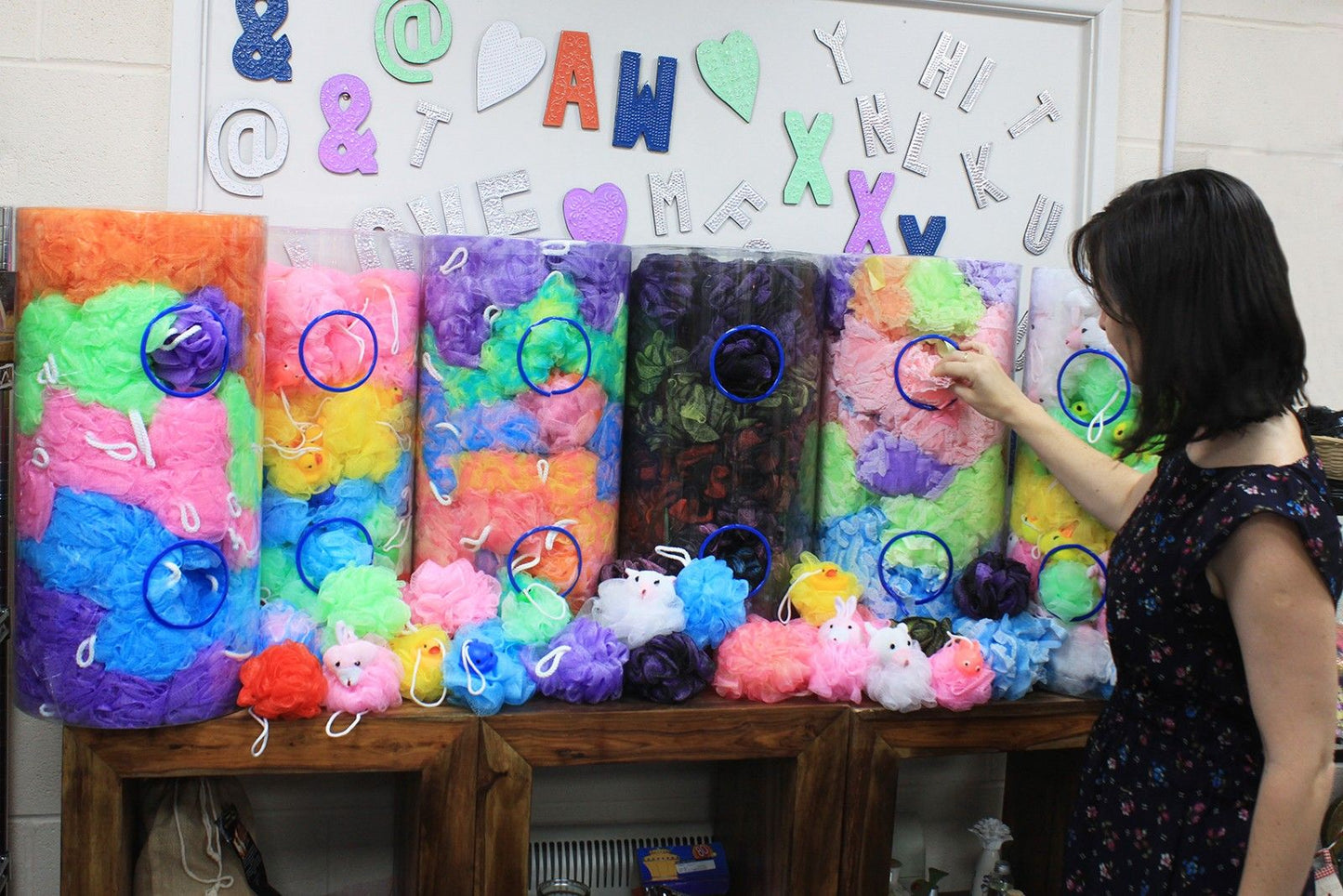 Scrunchies Duschschwamm-Set im Präsentationsrohr – 5 Stück, farbenfroh