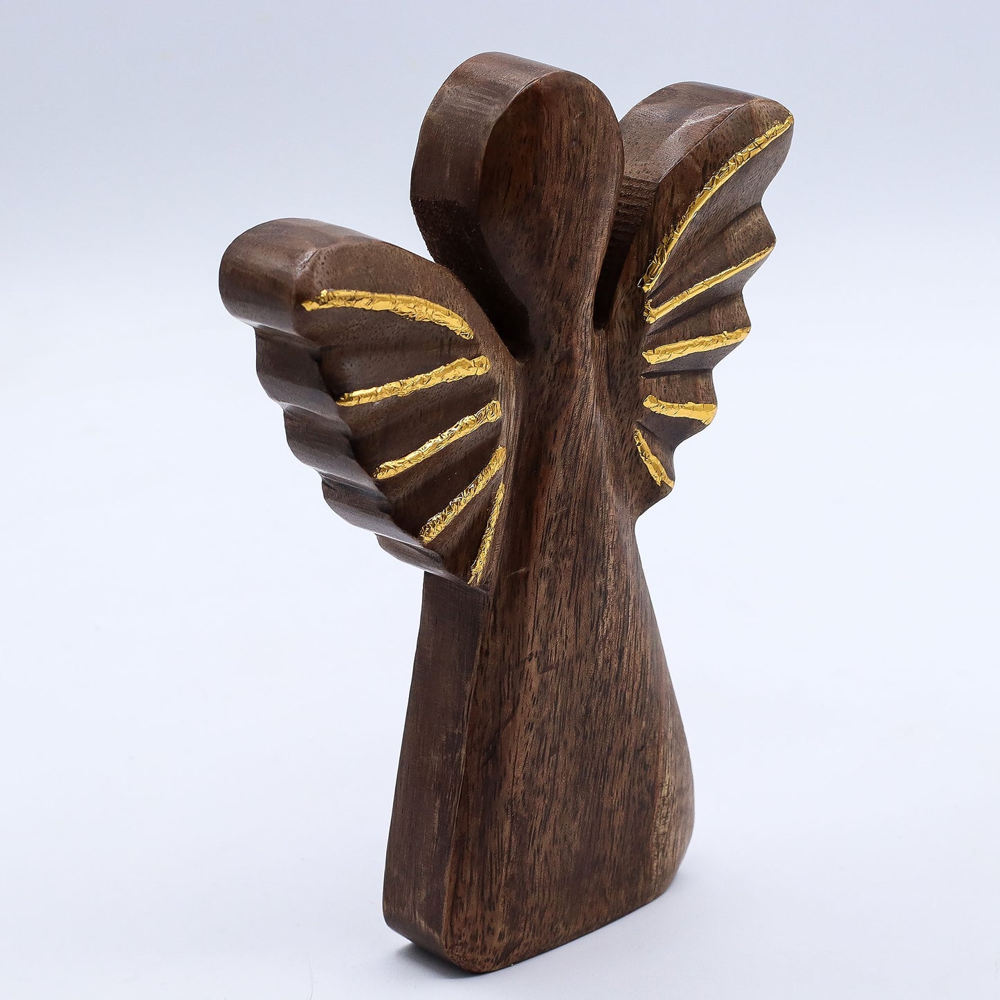 Handgeschnitzte Engel-Figur aus Mango-Holz mit goldenen Flügeln