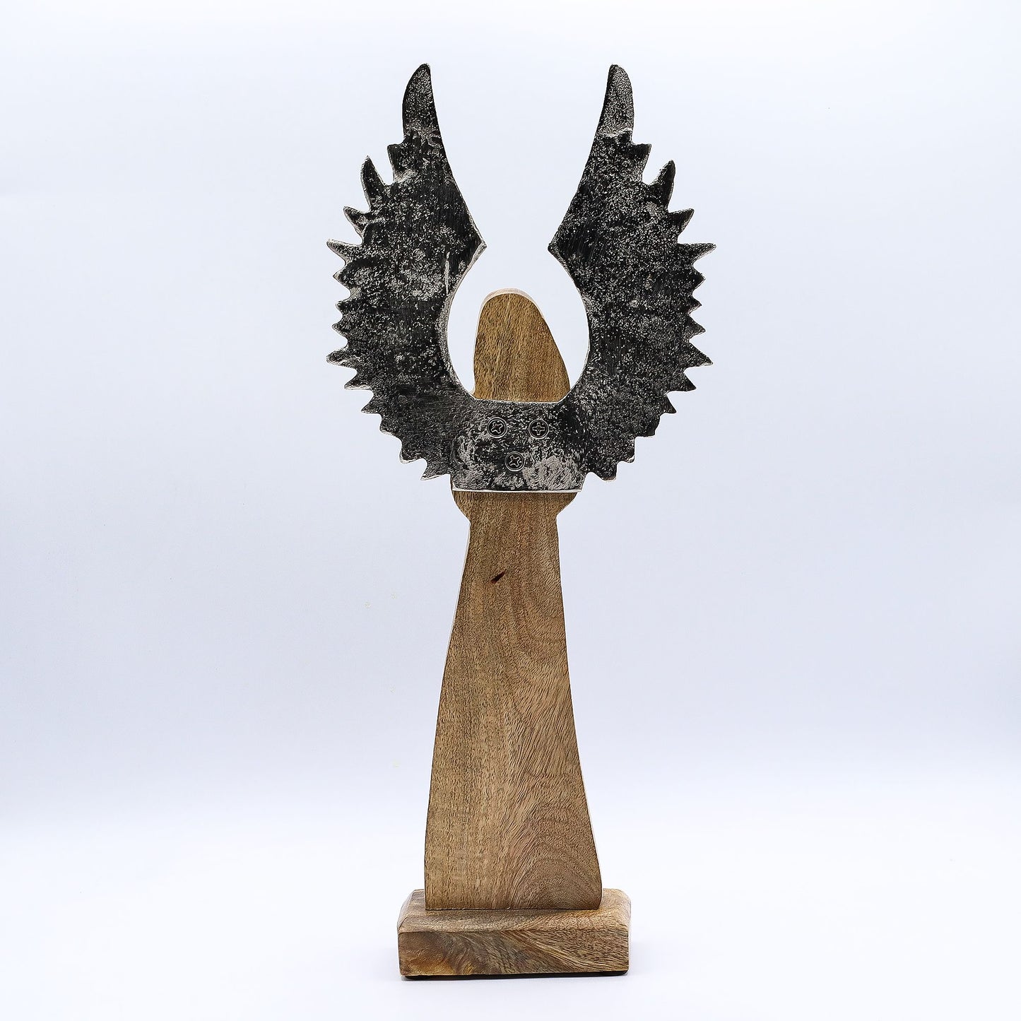 Handgeschnitzter Schutzengel aus Mango-Holz mit silberfarbenen Metallflügeln und schwarzer Emaille-Veredelung (40 cm)