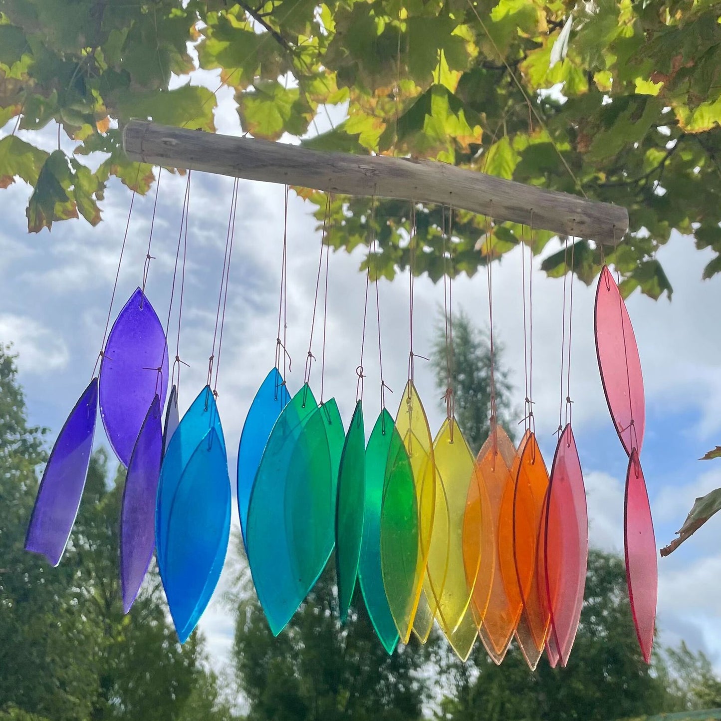 Klangregenbogen aus Recyclingglas – Windspiel mit Treibholz