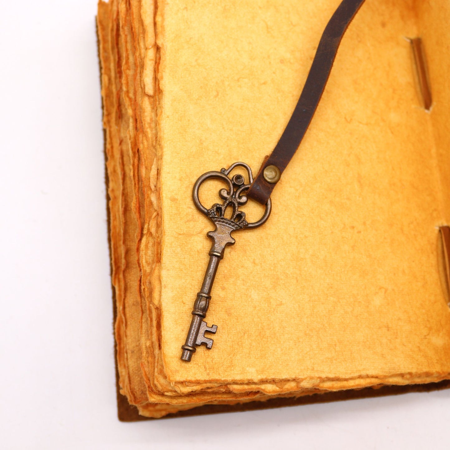 Ledernotizbuch mit Schlüsselverschluss | 200 Seiten im Deckle-Edge-Stil | 13x18 cm