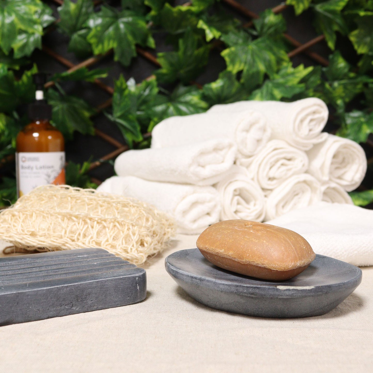 Seifenschale aus grauem Speckstein, oval – Naturstein für Bad & Wellness