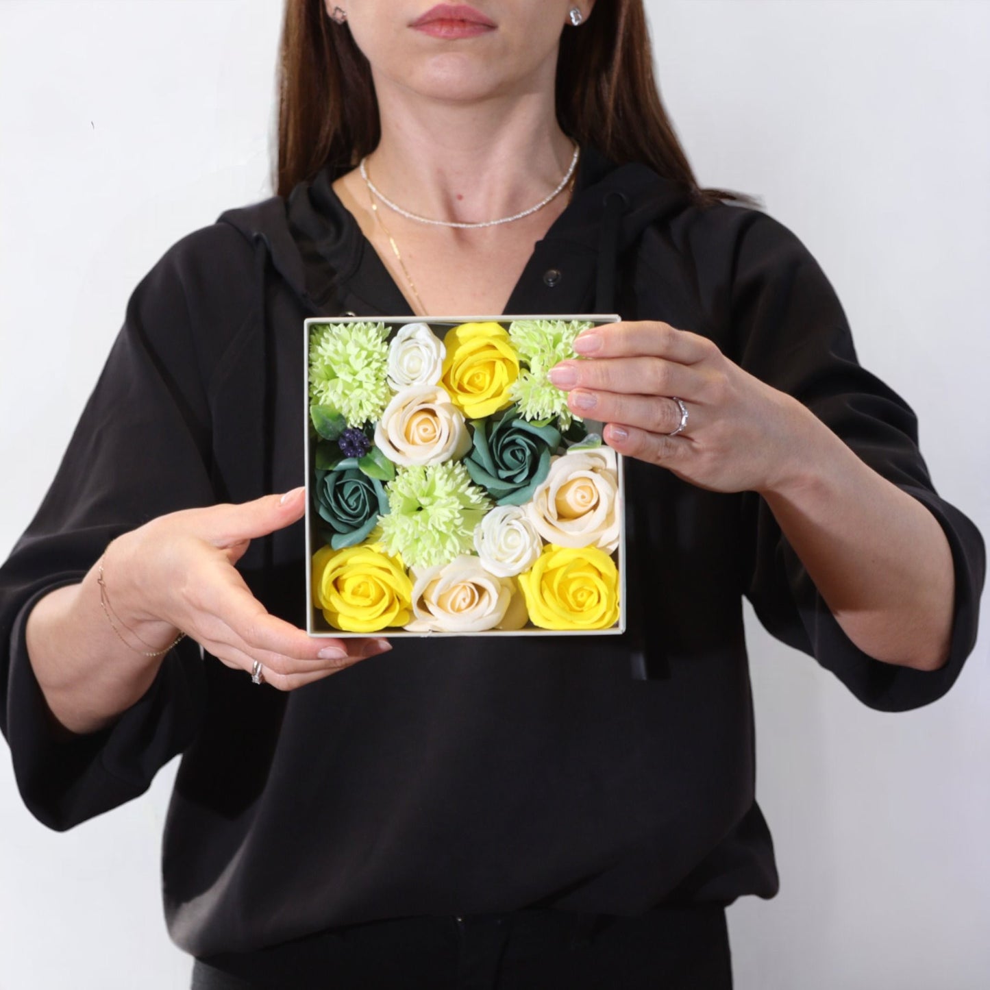 Geschenkbox 'Frühlingsgrüße' mit Seifenblumen in Gelb und Grün