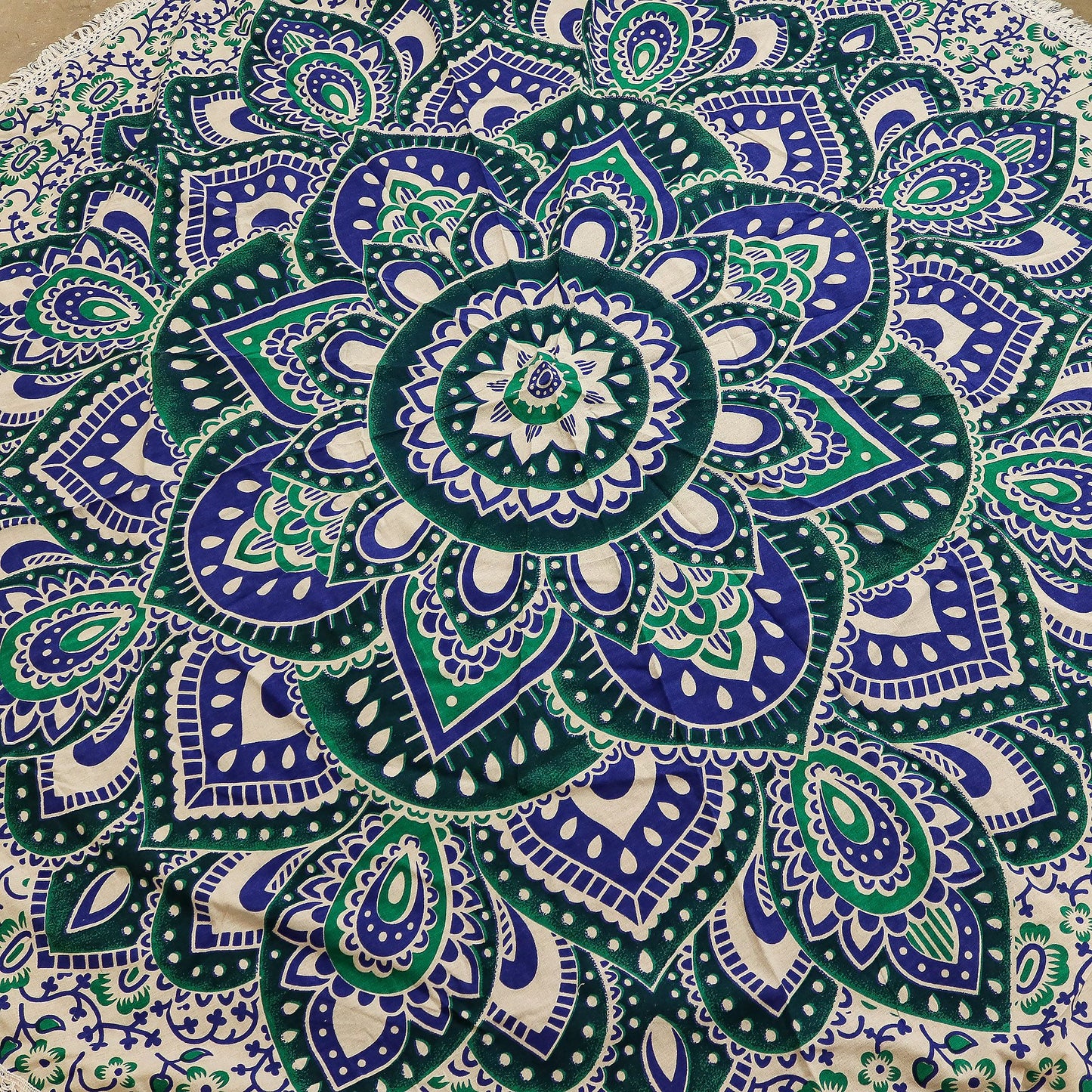 Großes Mandala Rundbild in Türkis und Blau – Handwerkliche Baumwollkunst (130 cm)