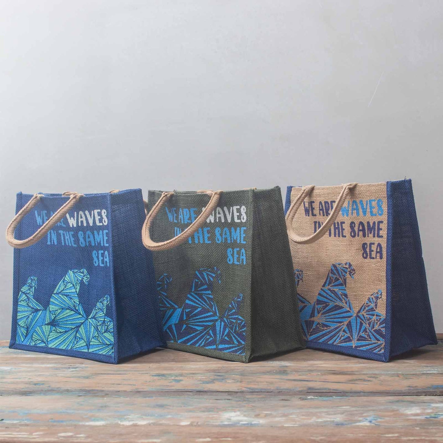 Jute-Tasche 'We are Waves' – Nachhaltiger Alltagsbegleiter mit Statement
