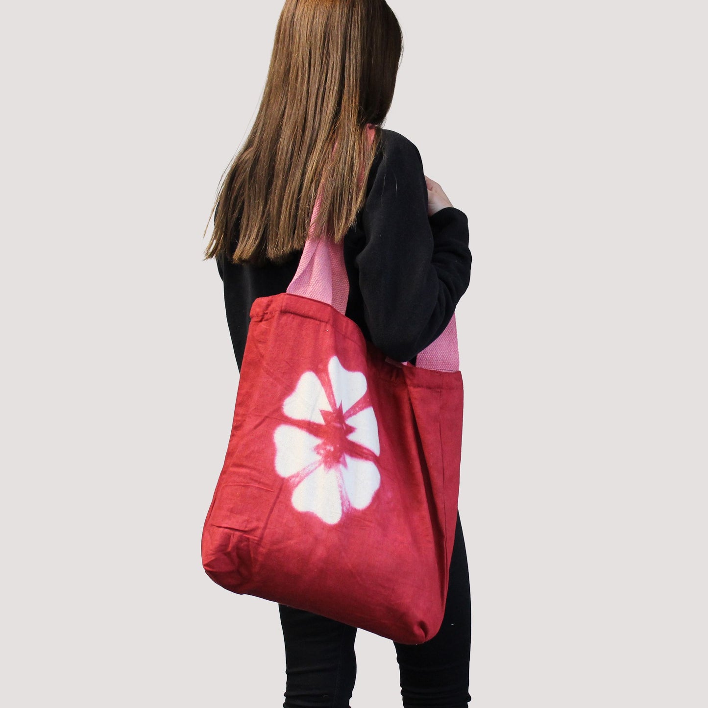 Handgefertigte Batik-Tasche in Maroon-Ringoptik mit Pinkem Griff