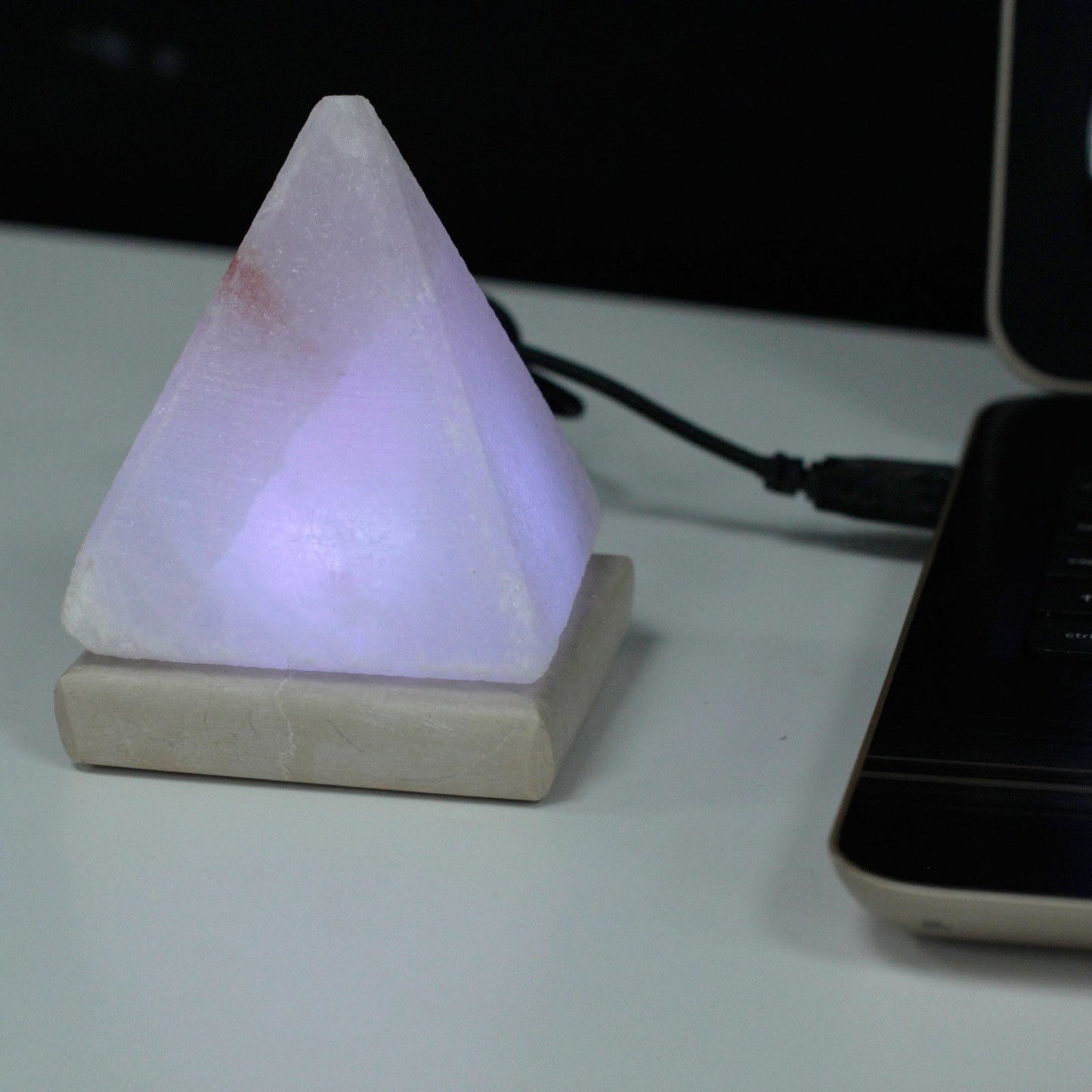 Himalaya-Salzlampe Pyramide in Weiß - 9 cm mit USB-Anschluss