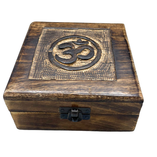 Quadratische Erinnerungsbox aus Mangoholz mit Om-Symbol – 13x13x6 cm