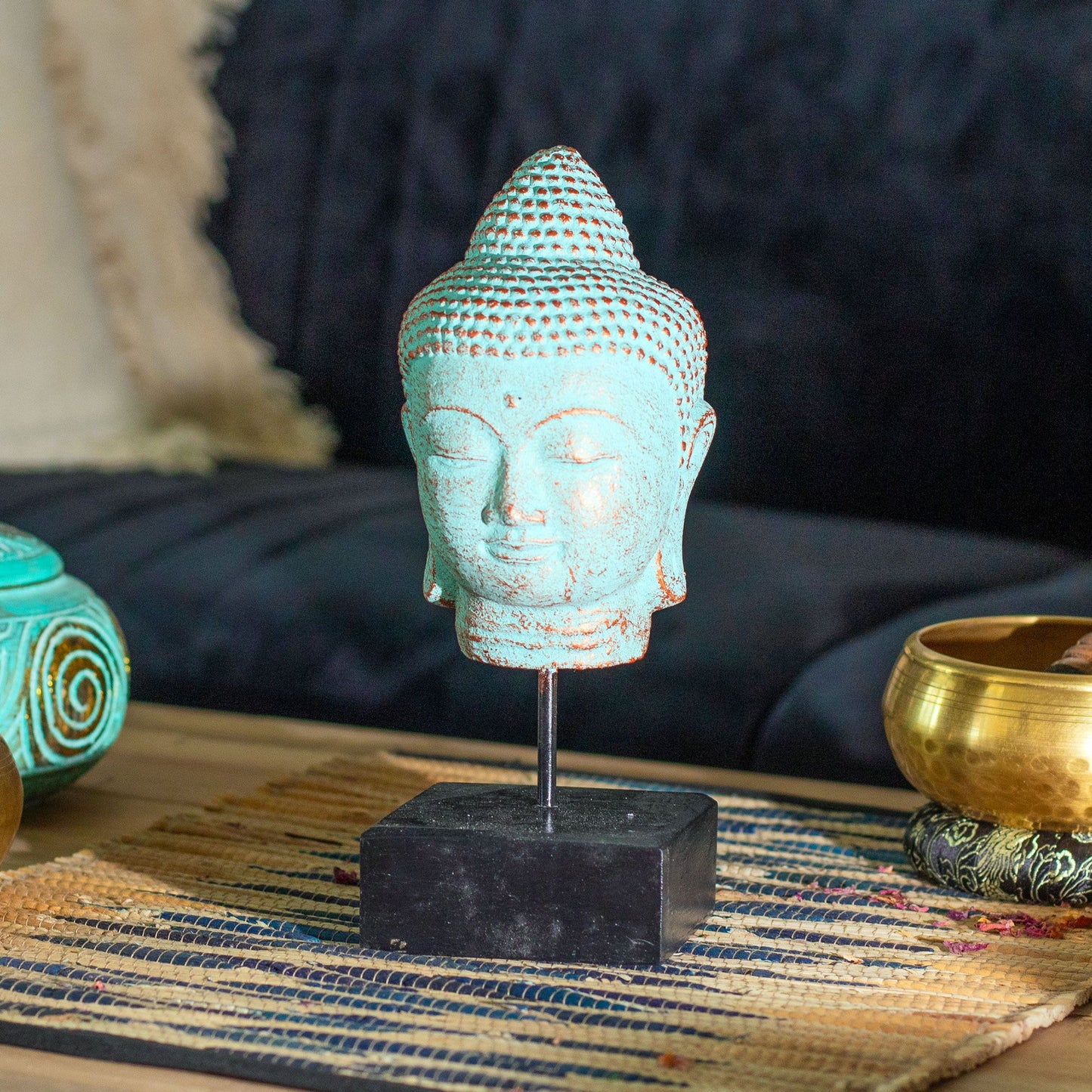 Buddha-Kopf Statue mit Holzstand - Handgefertigt aus Beton mit Grünkupfer-Patina