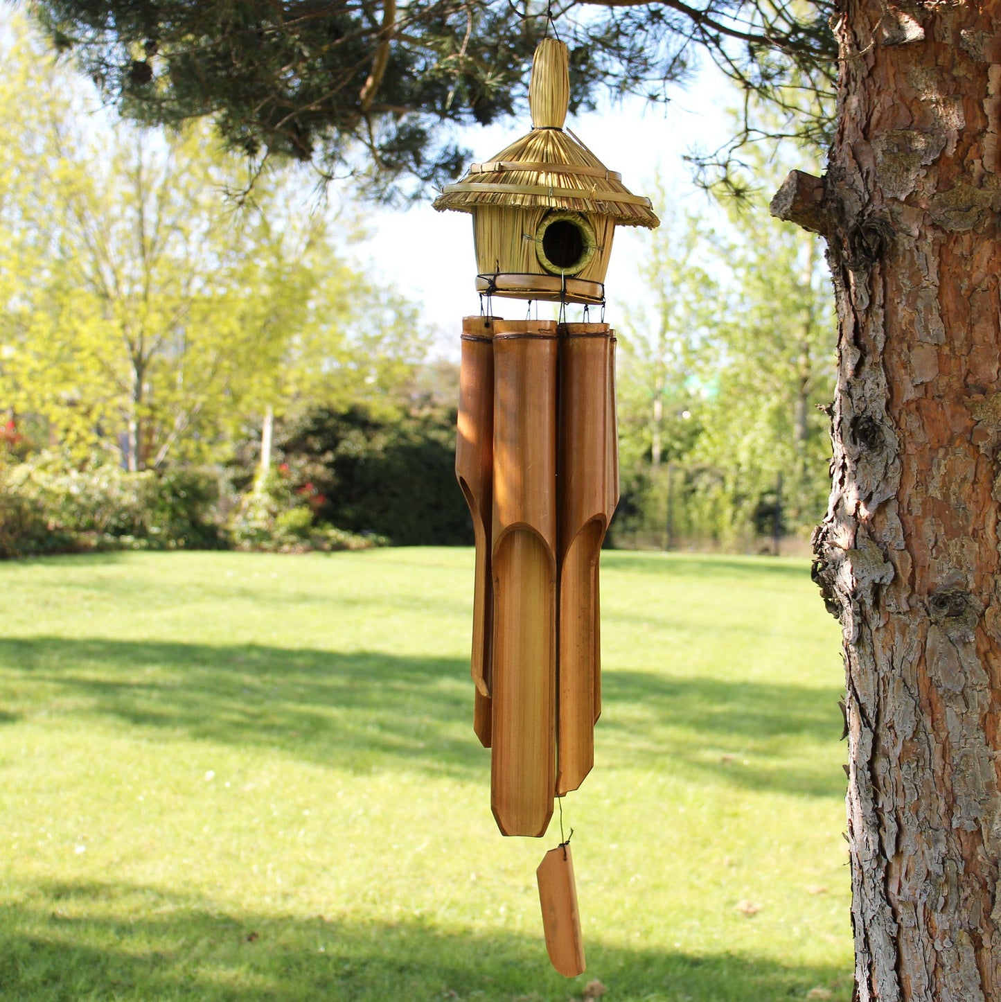 Natürliches Vogelhaus aus Seegras mit Bambus-Windspiel – 56 cm Ø
