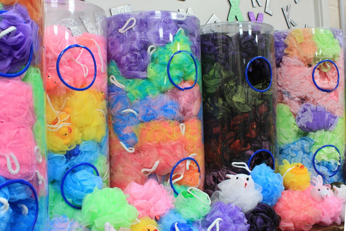 Scrunchies Duschschwamm-Set im Präsentationsrohr – 5 Stück, farbenfroh