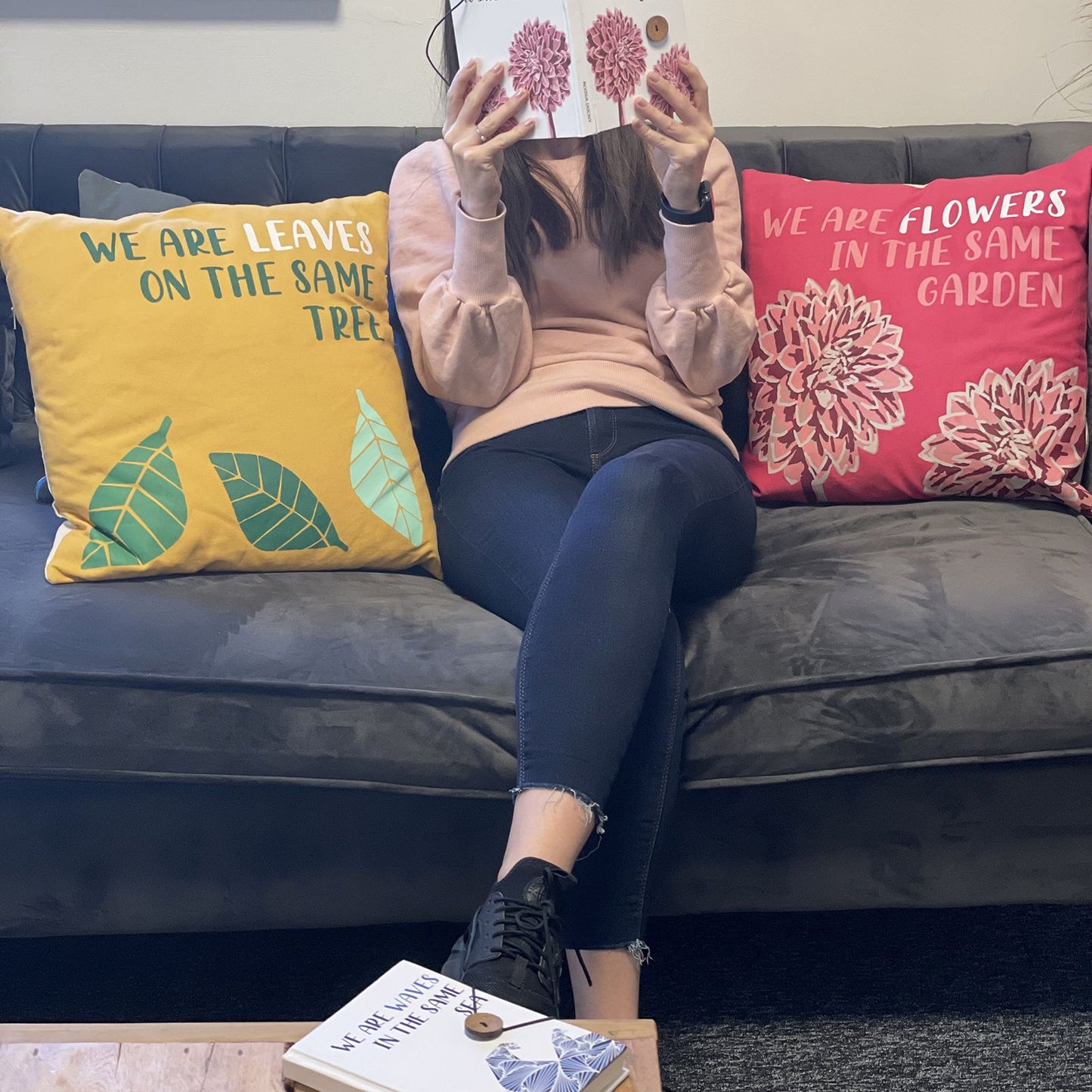 Baumwollkissenbezug 'Wir sind Blätter' – Handgefertigte Philosophie für Zuhause