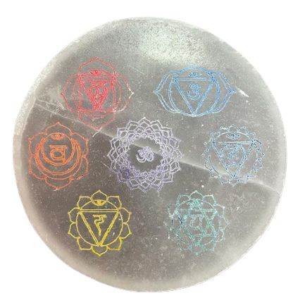 Handgeschnitzte Selenit-Ladeplatte mit Chakra-Symbolik – 10 cm