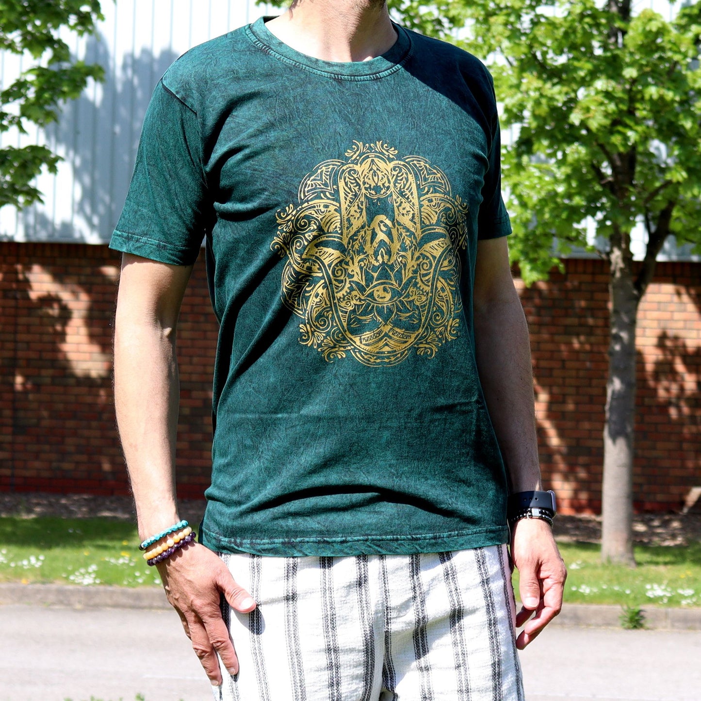 Hamsa T-Shirt in Grün – Steinwäsche-Basic mit Symbolkraft