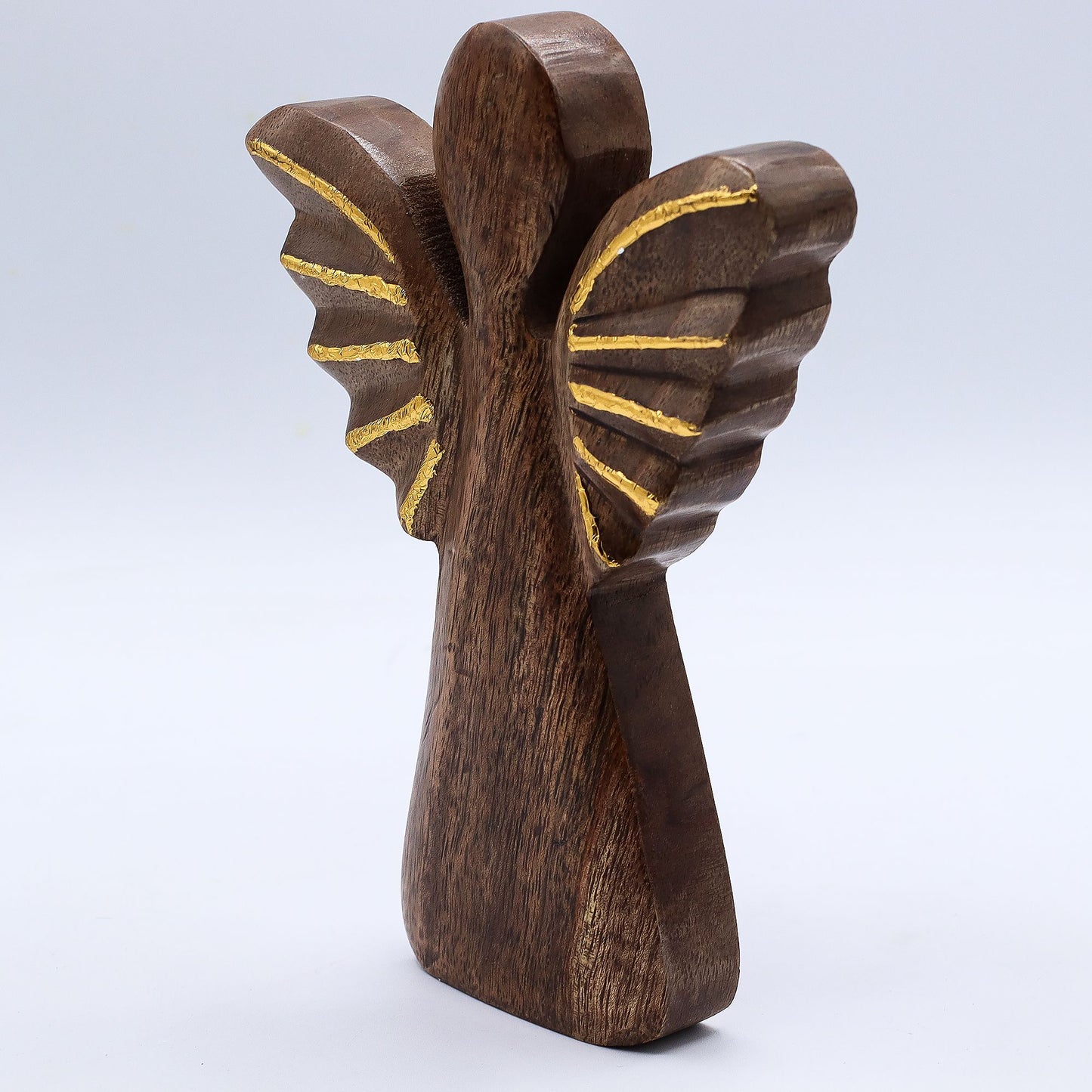Handgeschnitzte Engel-Figur aus Mango-Holz mit goldenen Flügeln
